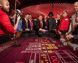Tampilan meja Live Casino idcashtoto dengan dealer sungguhan yang disiarkan langsung untuk pengguna Indonesia